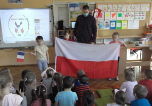 Misiaczki i Biedronki określają kolory flagi polskiej i francuskiej, wskazują różnice.
