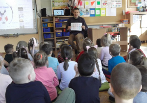 Dzieci uczą się liczyć do 10 w języku francuskim.