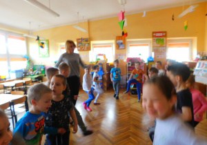 Dzieci z grupy "Biedronek" z pania Anią tańczą "Kankana"