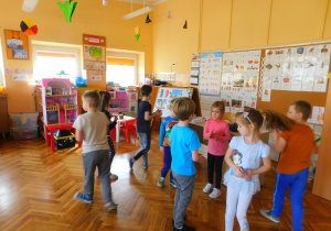 Dzieci uczą się tańca francuskiego 'Le pas du loup'.