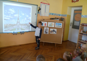 Krasnoludki poznają zabytki Paryża, Franek pokazuje Wieżę Eiffla na tablicy multimedialnej.