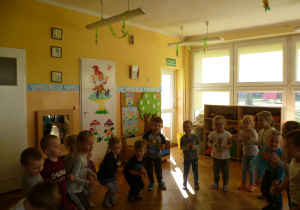Krasnoludki uczą się tańczyć „Kaczuchy” do francuskiej wersji piosenki.
