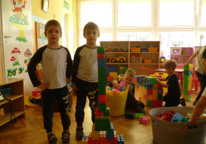Chłopcy z gr. II konstruują z klocków Wieżę Eiffla.
