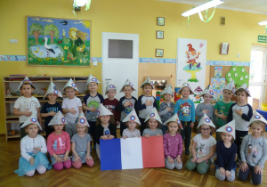 Grupa Krasnoludków prezentuje się, niczym Napoleon, w wykonanych przez siebie czapkach.