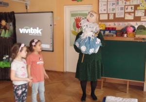 Zosia i Dorotka z przedszkolakami śpiewają pani Zimie kołysankę.