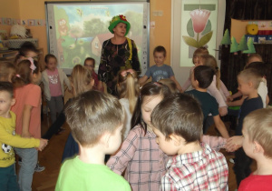 Misiaczki i Biedronki tańczą z panią Wiosną śpiewając piosenkę "Wiosenne buziaki".