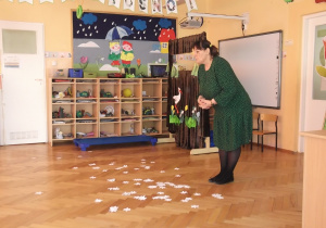 Pani Halinka zaprasza dzieci do pożegnania pani Zimy i zbierania płatków śniegu.