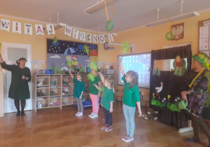Dziewczynki z grupy Słoneczek pomagają pani Wiośnie robić porządki tańcząc "Taniec z miotłą".