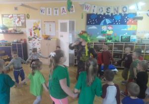 Pani Wiosna z grupą Słoneczek tańczy do piosenki "Maszeruje wiosna".