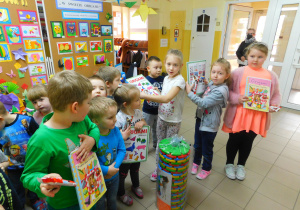 Dzieci z grupy Słoneczek prezentują swoje nagrody.
