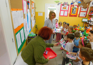 Pani Dyrektor wraz z panią Anią wręczają dzieciom z Biedronek nagrody.