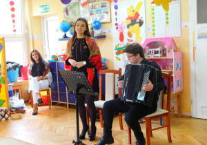Występ gości pani Natalia-śpiew i pan Maciej-akordeon.