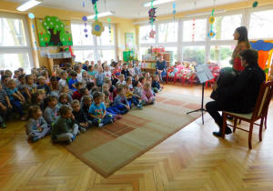 Przedszkolaki przysłuchują się piosenkom ludowym.