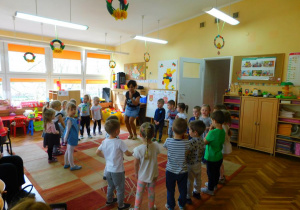 Pani Kamilka prowadzi zajęcia z języka angielskiego, dzieci witają się ze sobą w piosence.