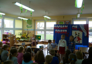 Jagna i Gabrysia z Przedszkola nr 5 deklamują wiersz, stojąc przed widownią;