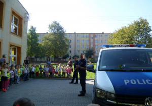Policjanci instruują dzieci o zasadach bezpiecznego zachowania
