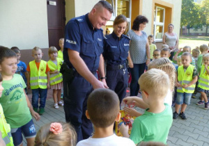 Dzieci dziękują policjantom