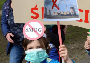 Chłopiec trzyma plakat „Nie dla smogu"