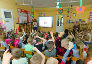 Pani Ilona przedstawia dzieciom temat prezentacji. 
