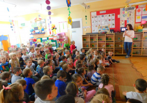 Pani Ilona opowiada dzieciom dlaczego warto czytać książki.