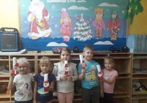Julia, Blanka, Zosia, Karol i Lena prezentują swoje "Listy do Mikołaja".