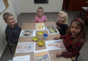 Karol, Lena, Julia i Zosia oglądają wybrane dzieła artystów.