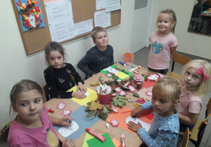 Zosia, Weronika, Karol, Lena, Julia i Blanka podczas pracy kreatywnej.