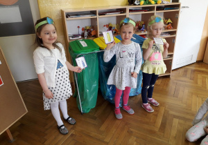 Amelka, Blanka i Julia utrwalają wiadomości z zakresu segregowania śmieci.