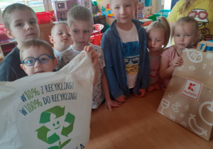 Dzieci ze Słoneczek poznały zalety eko - torby na zakupy.