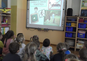 Dzieci oglądają film edukacyjny „Światowy Dzień Ziemi” TV Żyrafa Wydarzenia z pierwszej ręki, który pokazuje w jaki sposób dbać o naszą planetę.