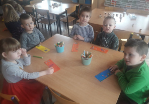 Oliwka, Miłoszek, Dominik, Antoś i Adaś wykonali swoją pierwszą zakładkę do książki.