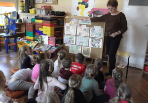 Pani Renia przypomina autorów polskich i zagranicznych piszących książki dla dzieci.