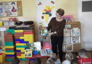 Milusińscy poznają różne rodzaje książek dla dzieci i dorosłych.