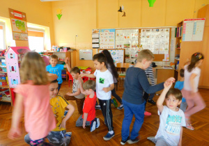 Dzieci z grupy "Biedronek" tańczą krakowiaka.