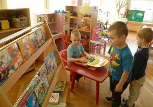 Krasnoludki w zabawie w bibliotekę uczą się wypożyczać książki.