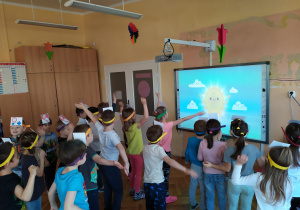 Dzieci z "Biedronek" śpiewają piosenkę na powitanie.