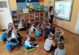 Pani Zosia pokazuje dzieciom ze Słoneczek mapę przedstawiającą Wielką Brytanię.
