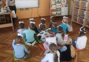 Dzieci z "Krasnoludków" oglądają film edukacyjny pt. "Londyn - przewodnik dla dzieci - część 2".