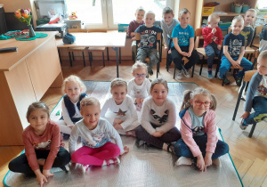 Dzieci z Krasnoludków oglądają pokaz taneczny.