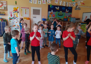Nawet dzieci z grupy najmłodszej „ Żabek” nabrały chęci do tańca.