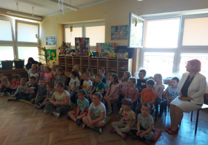Dzieci z grupy ,,Misiaczków” i ,,Słoneczek” również oglądały przedstawienie.