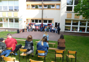 Dzieci z grupy "Słoneczek" przywitały swoje mamy wierszykiem i piosenką o mamie.