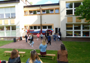 Dzieci z grupy "Słoneczek" prezentują się w układzie tanecznym "Radosny krąg".