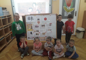 Dzieci młodsze poznały flagę Japonii.