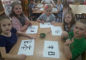 Dzieci starsze podczas lekcji kaligrafii japońskiej.