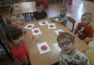 Dzieci młodsze zrobiły własne flagi Japonii.