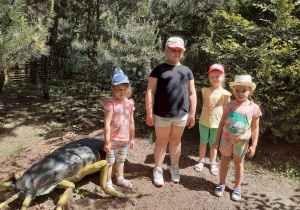 Dziewczynki z grupy "Słoneczek" stoją przy Rybiku.