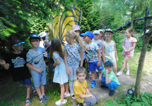 "Biedroneczki" stoją przy motylu - Paziu królowej.