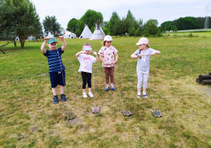 Bartuś, Lenka, Zosia i Helenka podczas konkurencji - Wyścigi żółwi.