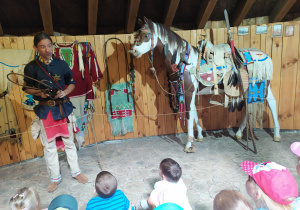 Pan Krzysiek omawia wygląd indiańskiego konia Appaloosa.
